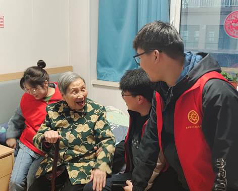 经济管理学院学子赴龚家湾街道社区开展慰问老人活动